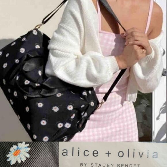 NEW ALICE & OLIVIA FLORAL DUFFEL TRAVEL WEEKEND BAG IN PACKAGE DAISY NAVY NWT - Picture 1 of 8